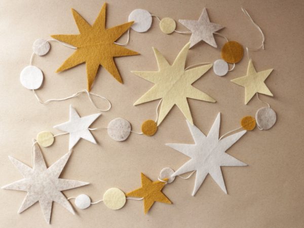 Girlande aus Filz - helle Sterne