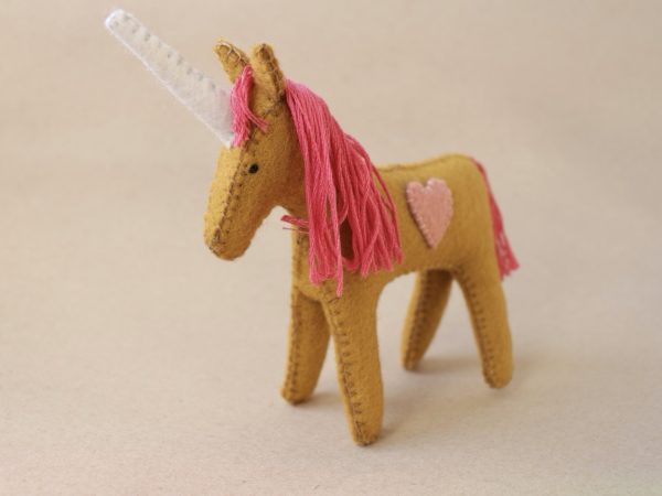 Licorne en feutrine • ocre et rose