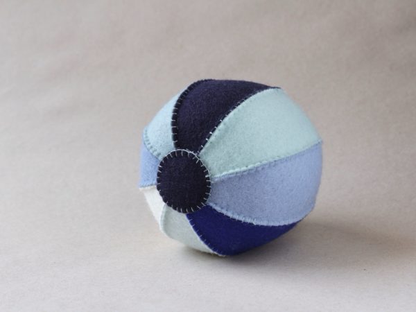Blauer Ballon aus Filz
