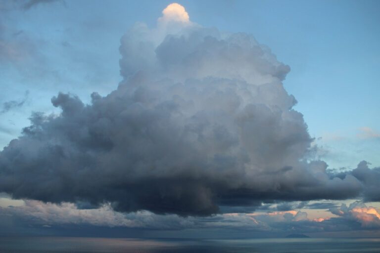 Cumulonimbus vue de la fenêtre observation pour jouets libres