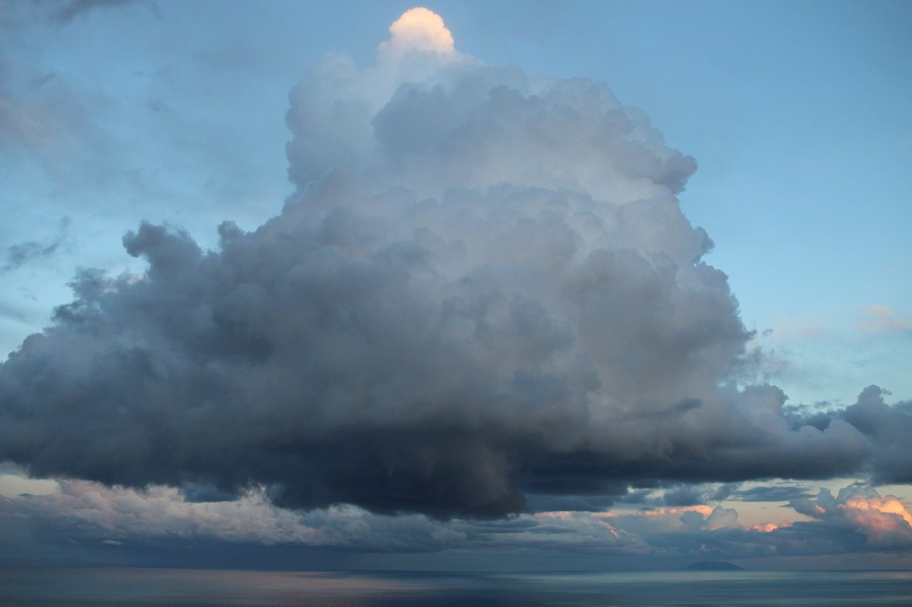 Cumulonimbus vue de la fenêtre observation pour jouets libres