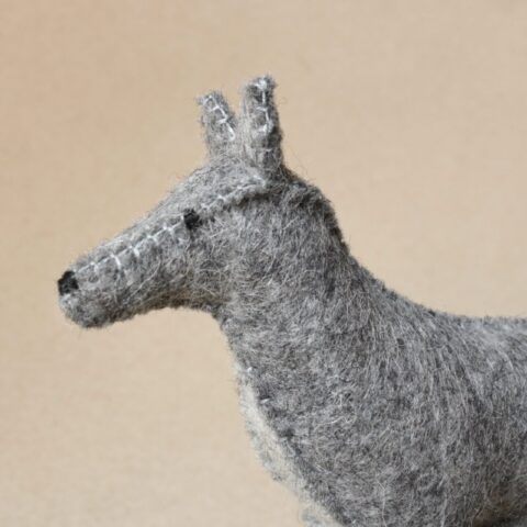 Figurine loup gris en feutrine de laine