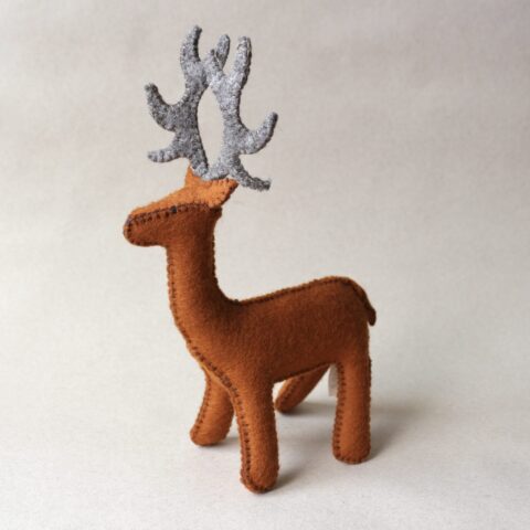 Figurine cerf en feutrine de laine fait-main