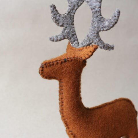 Figurine cerf artisanale en feutrine de laine