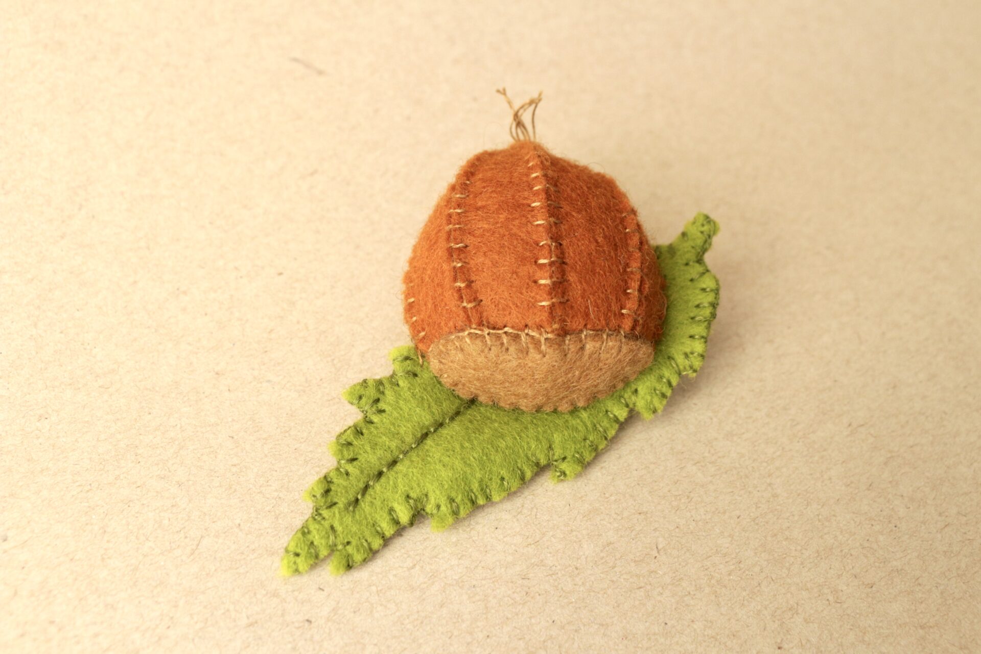 Broche châtaigne printemps En feutrine de laine fabrication artisanale en Corse