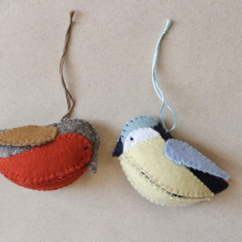 Birds in wool felt to hang up