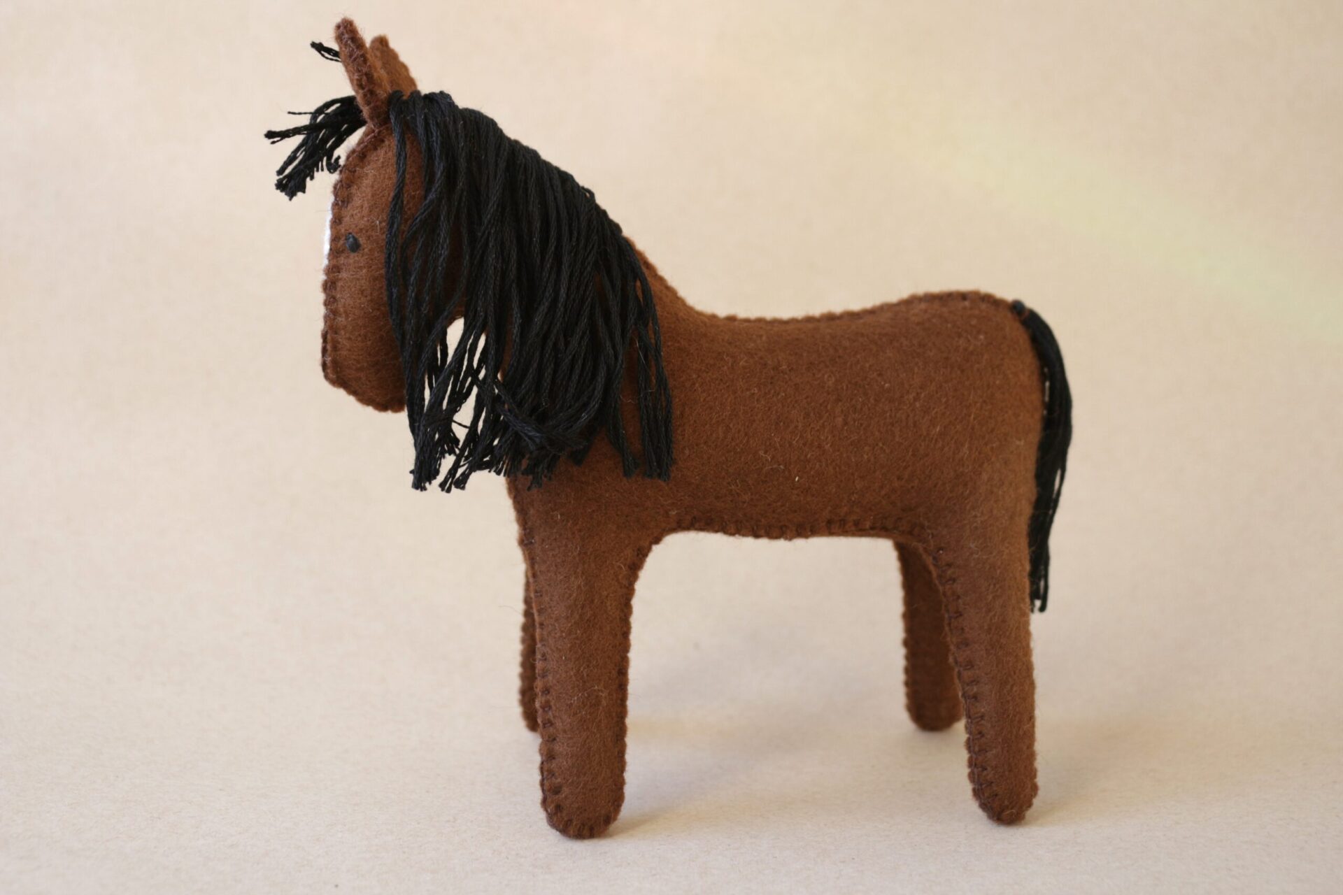 Cheval en feutrine de laine couleur chocolat noir