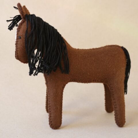 Cheval en feutrine de laine couleur chocolat noir