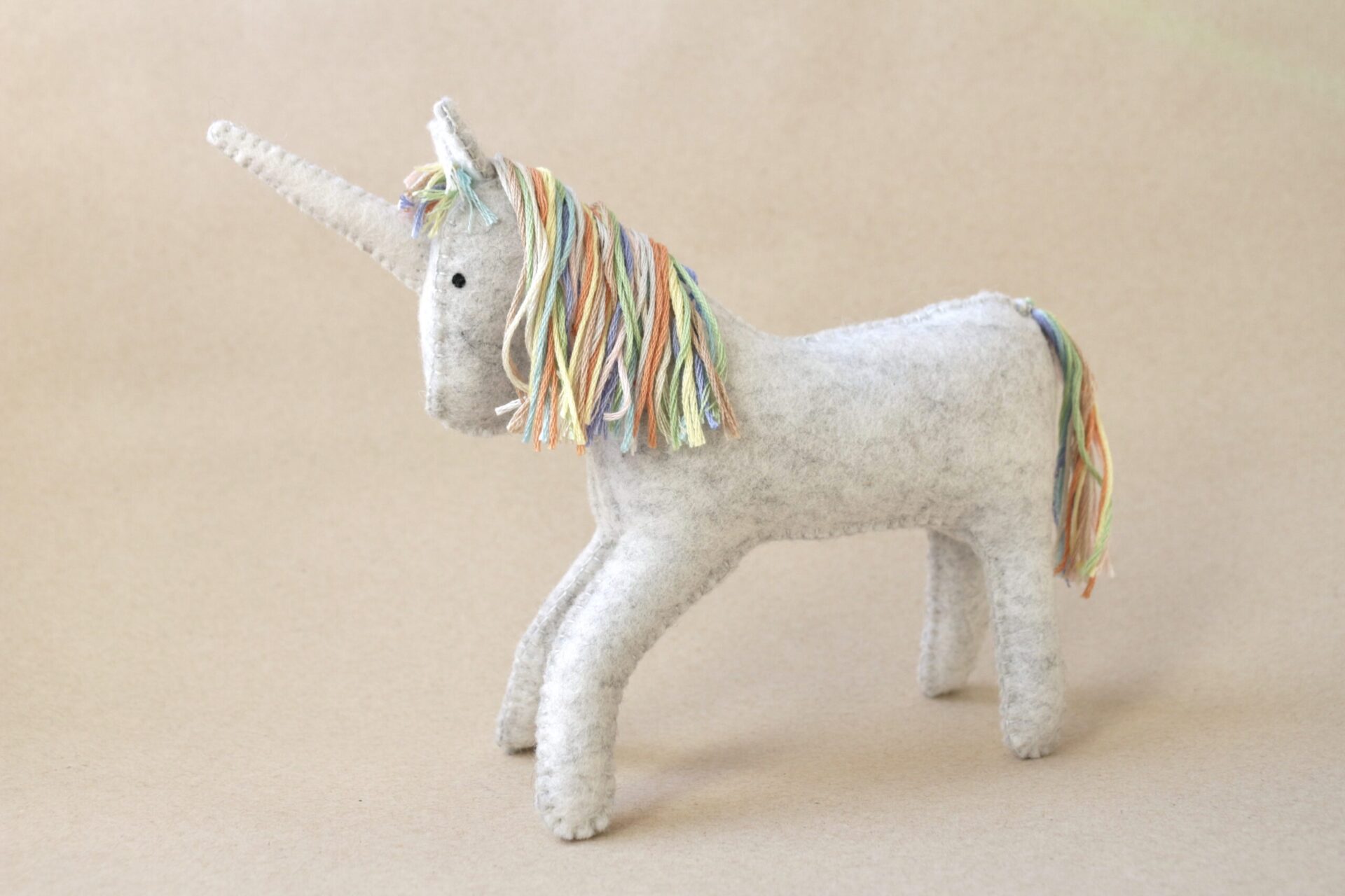 Jouet licorne en feutrine de laine