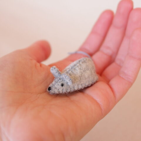 Figurine Souris en feutrine de laine pour enfant