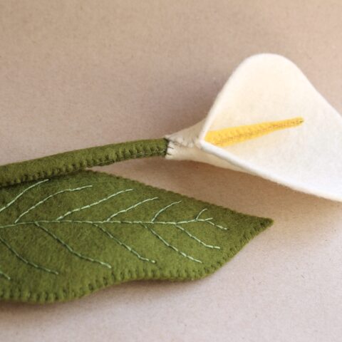 Fleur en feutrine Arum blanc