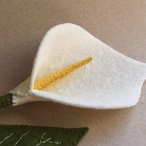 Fleur en feutrine Arum blanc
