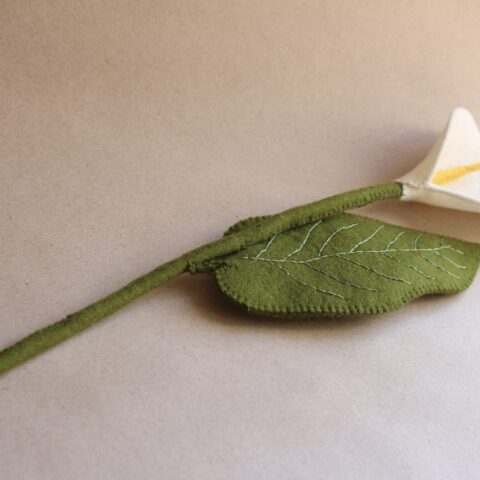 Fleur en feutrine Arum blanc